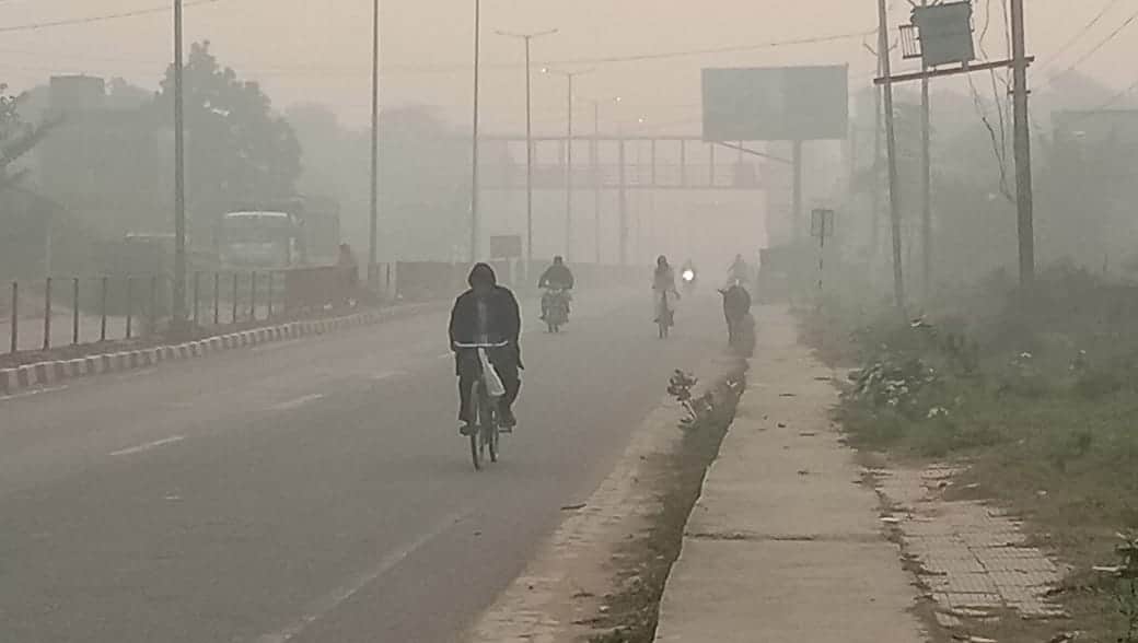 विंध्याचल में कोहरे के बीच मिर्जापुर-प्रयागराज मार्ग का हाल।-संवाद।