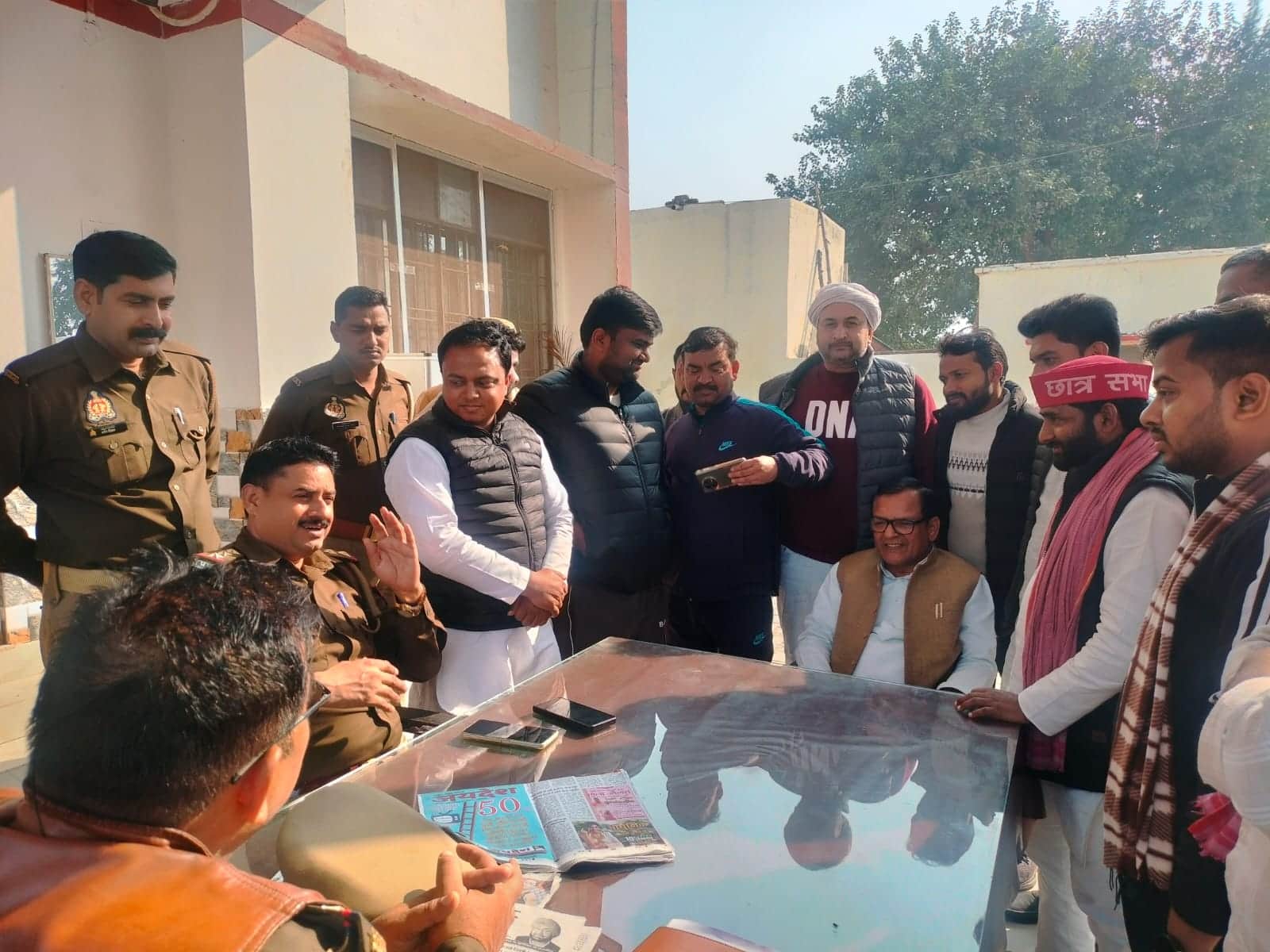 13 सपा छात्र सभा के नेताओं की गिरफ्तारी के बाद कोतवाली पहुंचे सपा जिलाध्यक्ष हवलदार यादव।