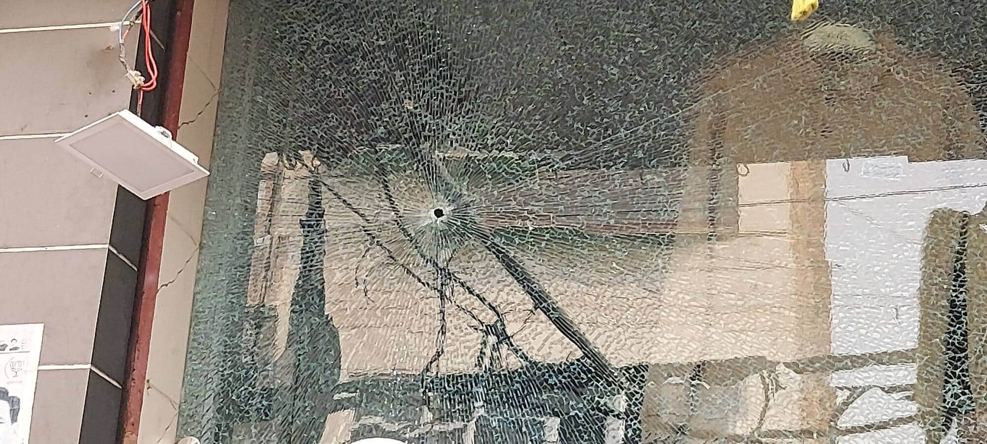 14जेएनडी14: दुकान के शीशे पर गोली लगने का निशान।  संवाद।