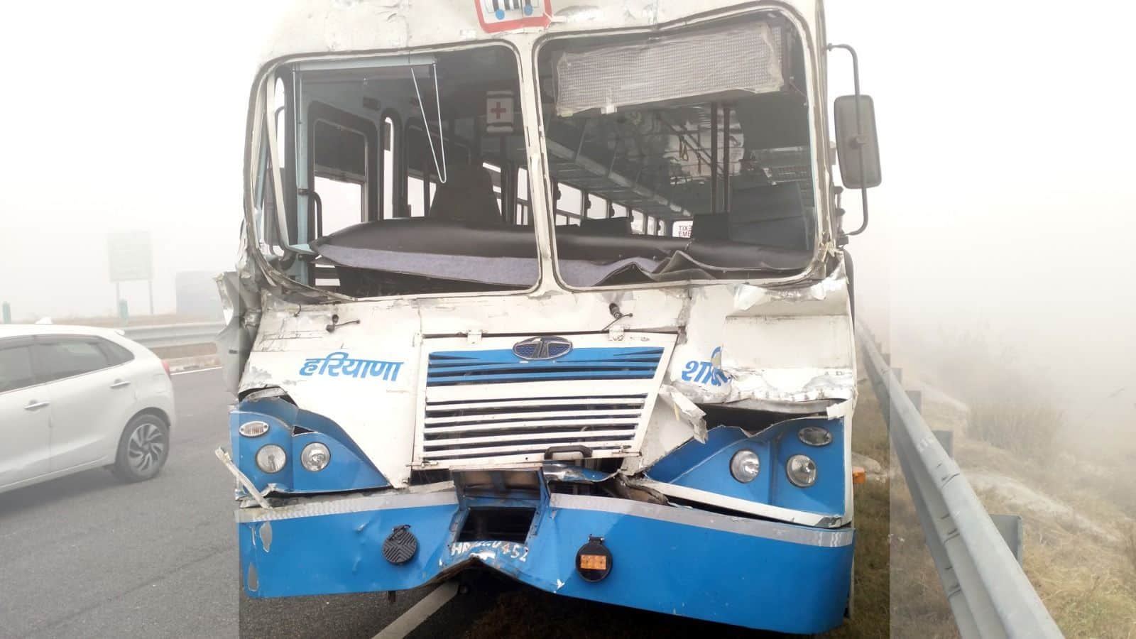 14जेएनडी25 : नेशनल हाईवे 152-डी पर क्षतिग्रस्त वाहन। संवाद