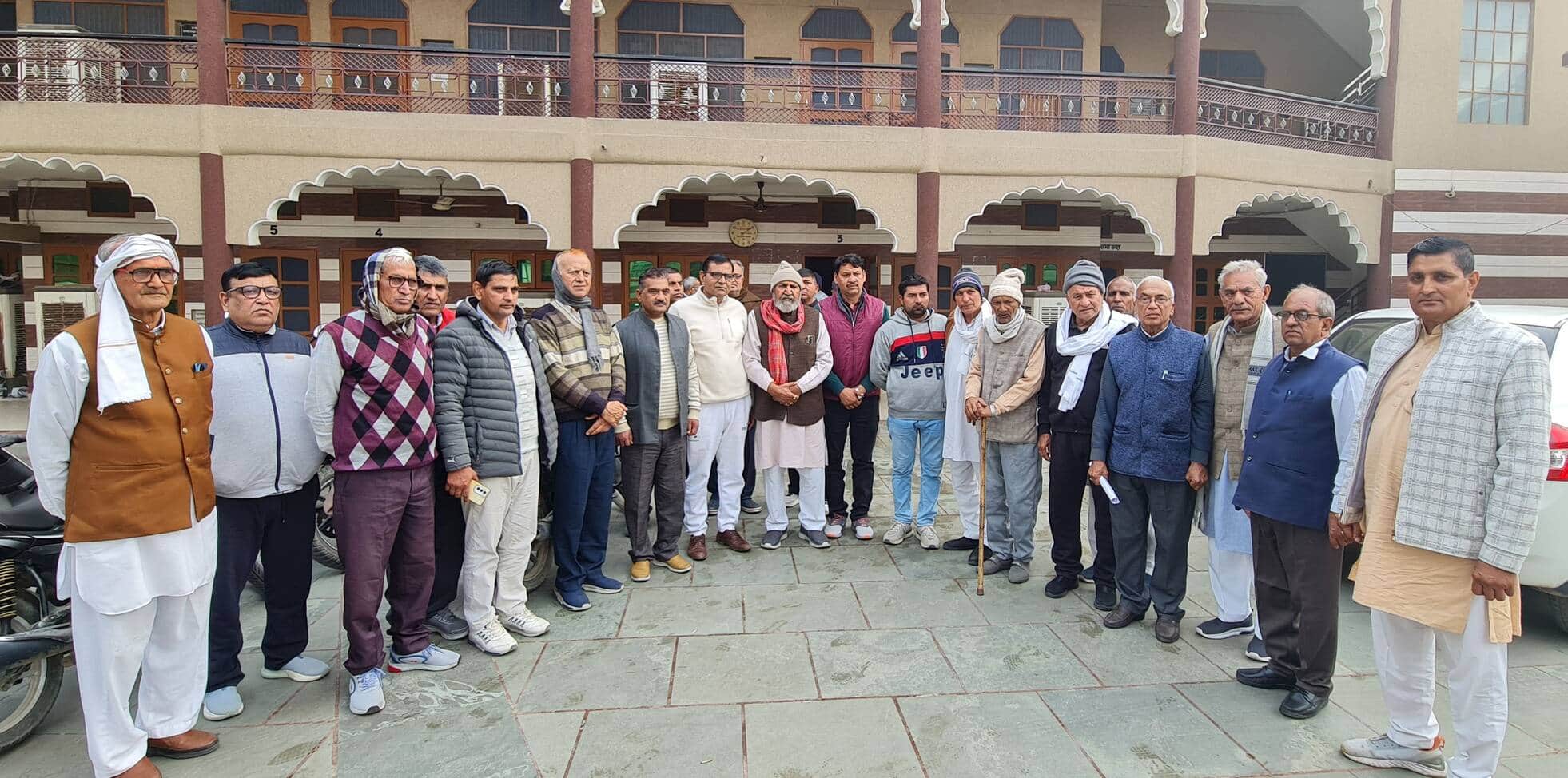 14जेएनडी28 : ब्राह्मण धर्मशाला में बैठक में मौजूद ब्राह्मण समाज के लोग। स्रोत ब्राह्मण समाज