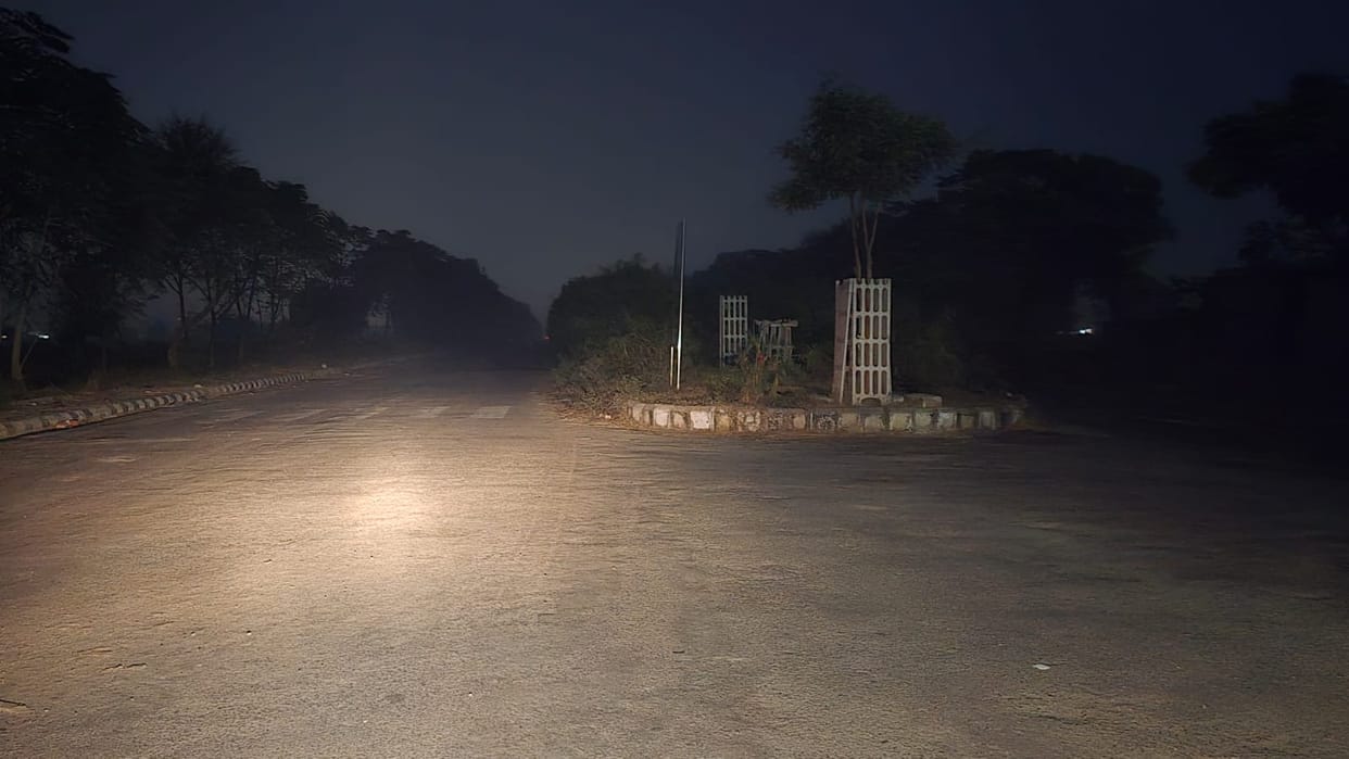 There are no streetlights on the road leading to the railway station, causing inconvenience to people.
