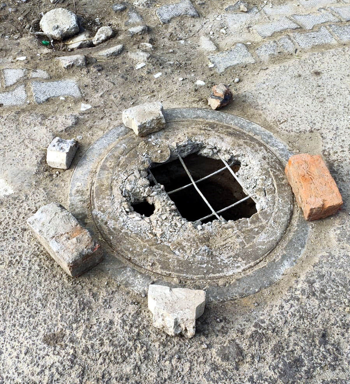 14केएलटी3: टूटा सीवरेज मेनहोल का ढक्कन