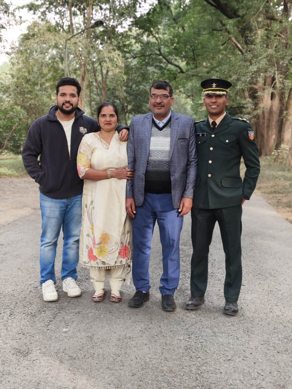 26...दत्तौड़ निवासी वरुण कौशिक लेफ्टिनेंट बनने के बाद परिवार के साथ। स्रोत : परिवार