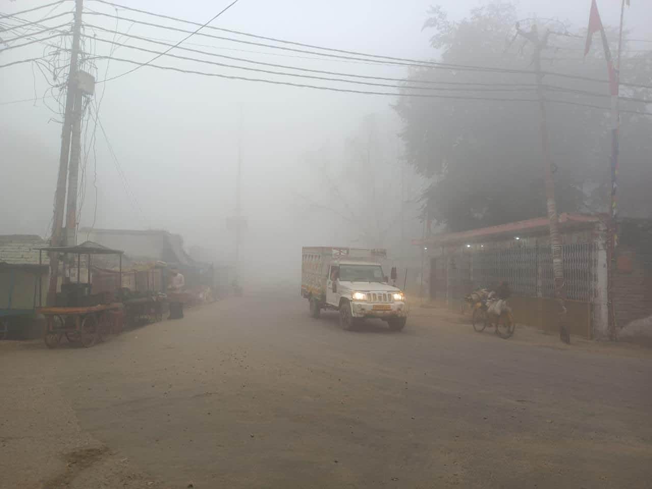 28 सीकेटीपी-6- परिचय- राजापुर में कोहरे के चलते लाइट जलाकर गुजरते वाहन। संवाद