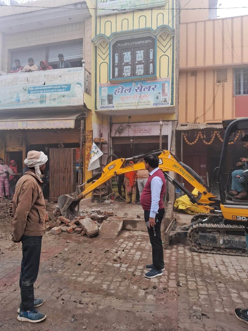 28 सीकेटीपी-8- परिचय- राजापुर कस्बे में अतिक्रमण हटवाते एसडीएम व अन्य । संवाद