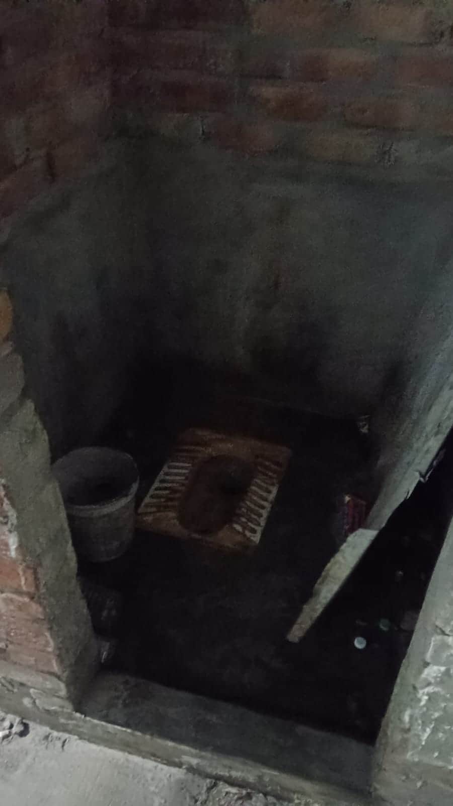 45...रोहतक रेलवे स्टेशन पर मुख्य द्वार के पास अस्थाई शौचालय की खराब हालत। संवाद