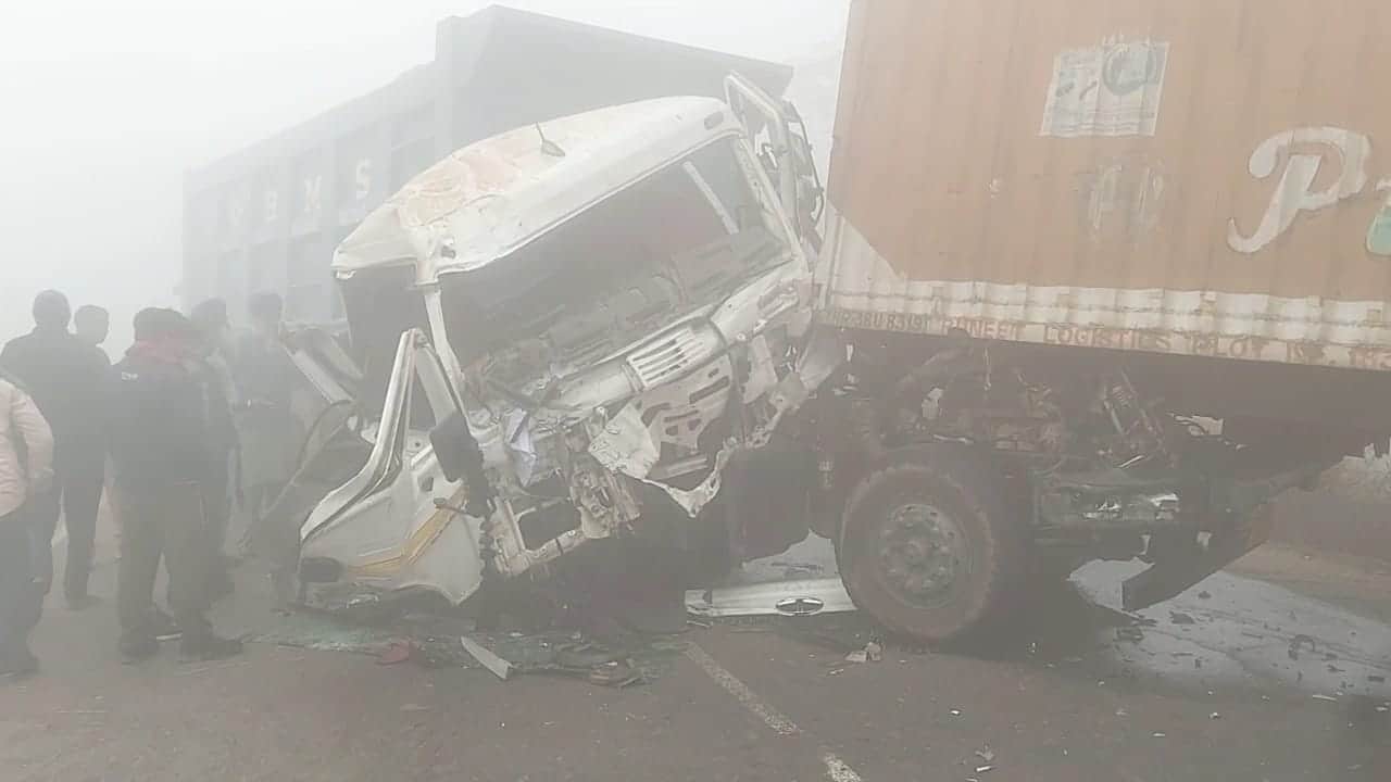 48...हिसार आउटर बाईपास पर गांव पहरावर के निकट कोहरे के कारण हुए सड़क हादसे में क्षतिग्रस्त वाहन