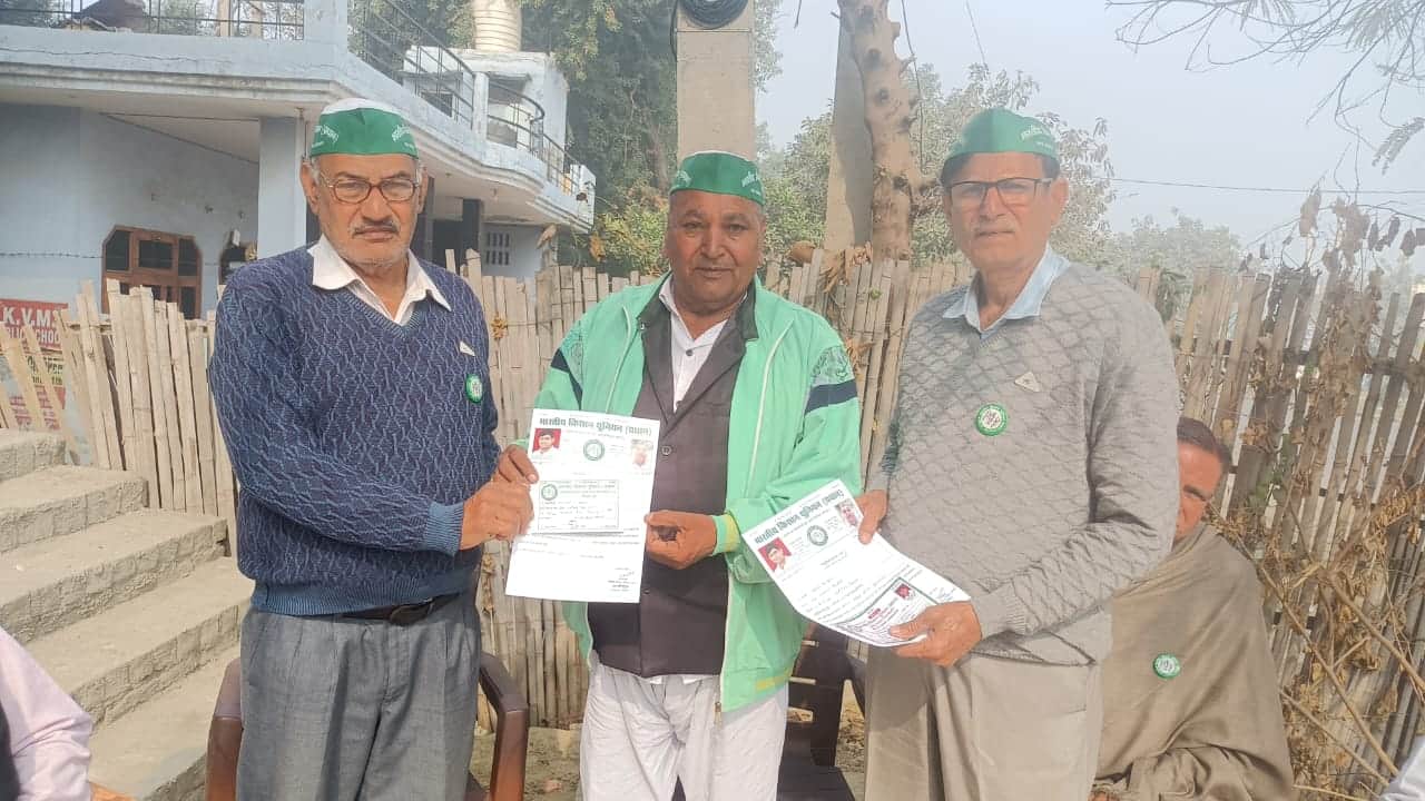 50...यूनियन के नवनियुक्त पदाधिकारियों को नियुक्ति पत्र सौंपते प्रदेश अध्यक्ष वेदपाल हुड्डा। स्र