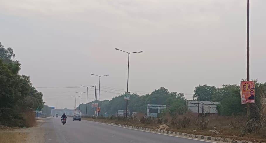 52...शहर में गोहाना रोड के डिवाइडर पर लगे अवैध होर्डिंग । संवाद