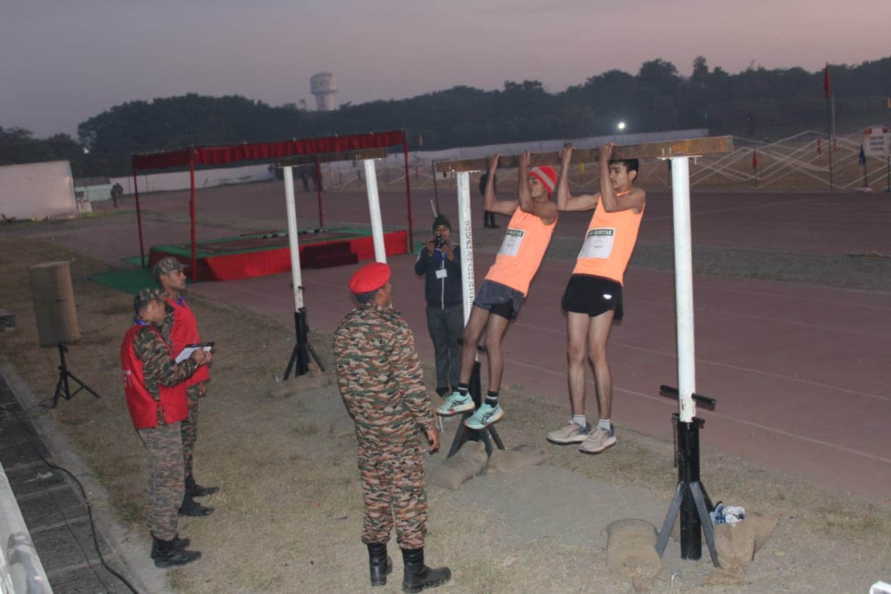 64...रोहतक के राजीव गांधी खेल परिसर में सेना भर्ती के दौरान बीम निकालते उम्मीदवार। स्रोत : सेना