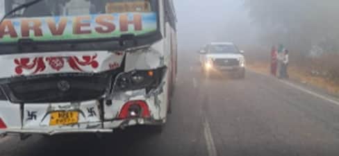 69...बैंसी गांव के नजदीक गोहाना महम रोड पर हुए सड़क हादसे में क्षतिग्रस्त बस। स्रोत : सोशल मीड