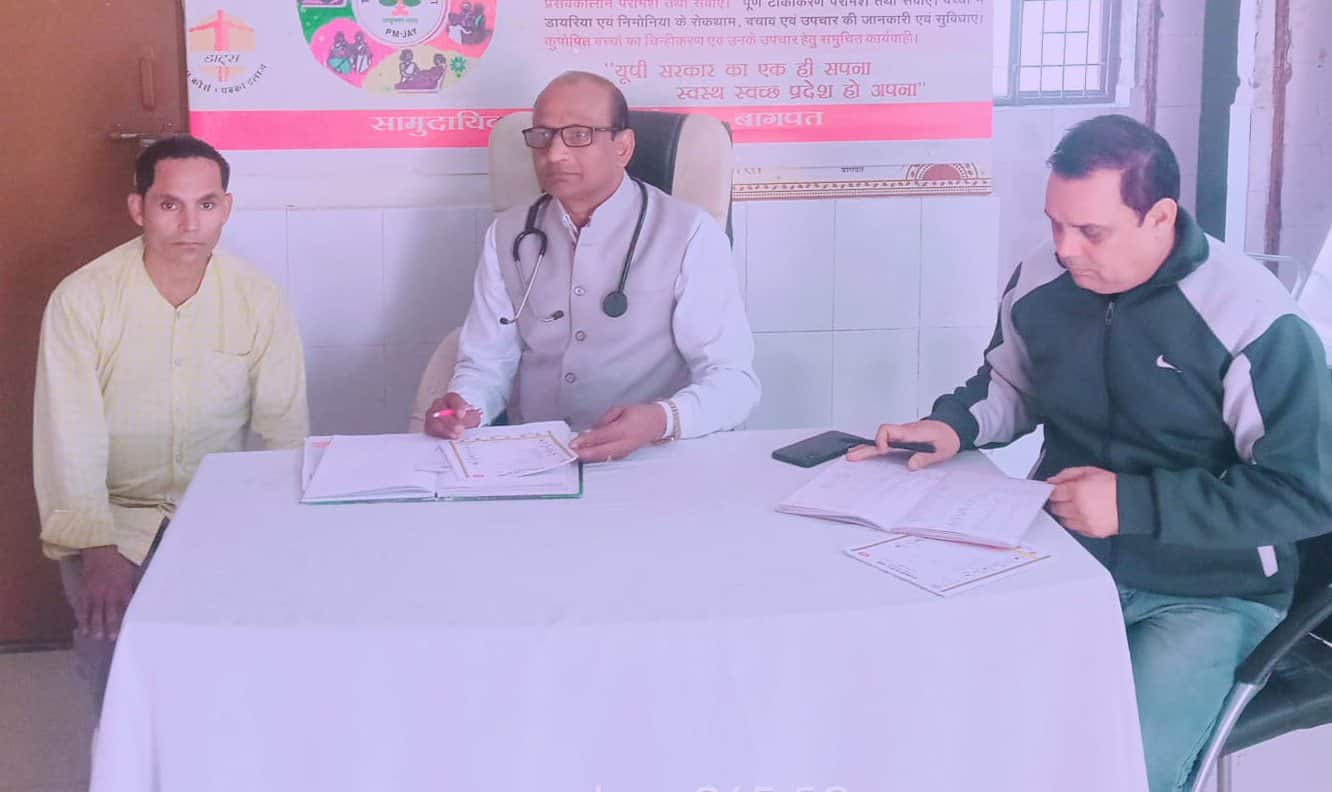 आरोग्य मेले की खबर से संबंधित फोटो। फैजपुर निनाना गांव के प्राथमिक स्वास्थ्य केंद्र में मरीज क