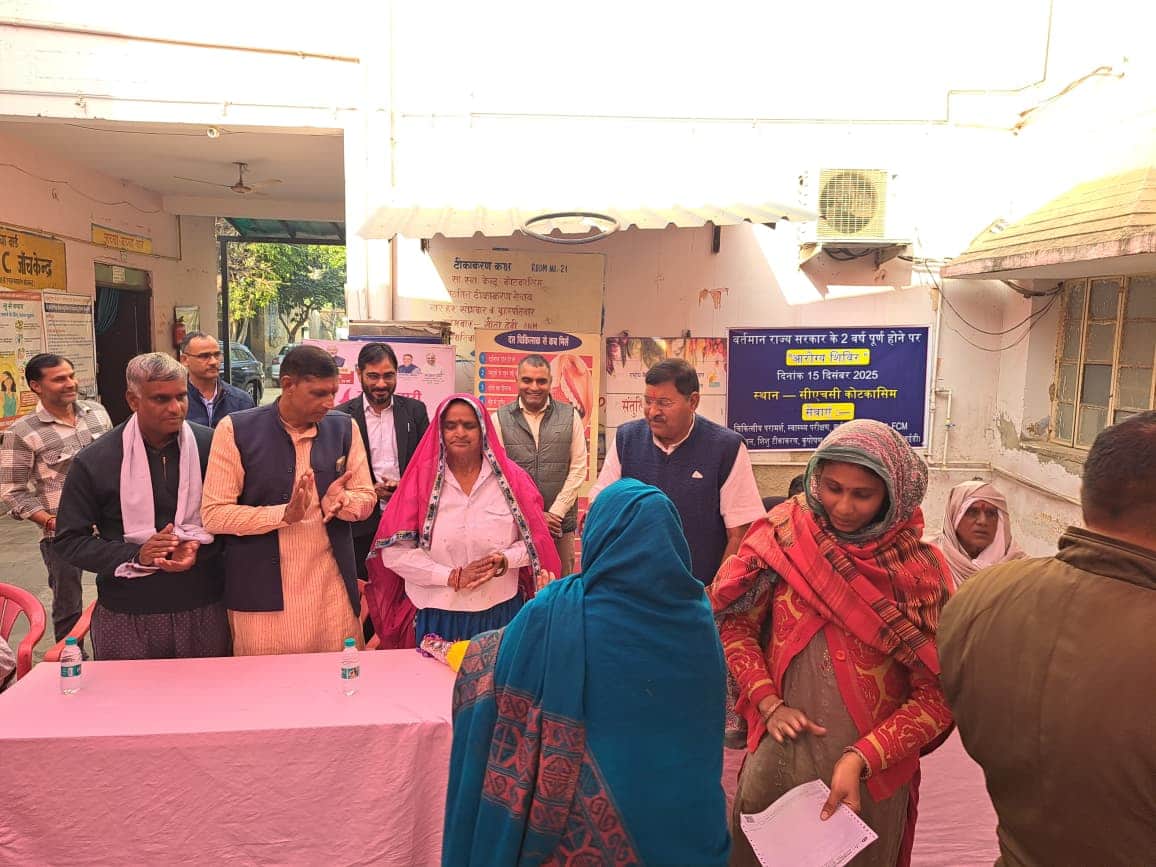 आरोग्य शिविर में पहुंचे लोग। संवाद