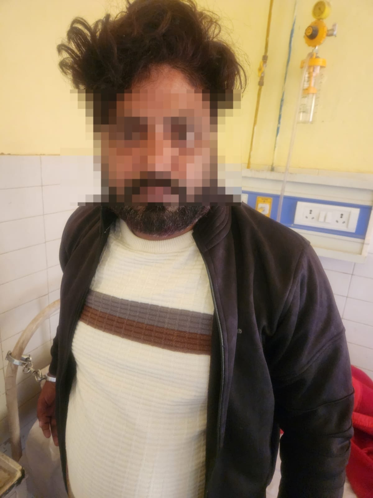 A notorious criminal was arrested in an encounter, sustaining a gunshot wound to the leg.