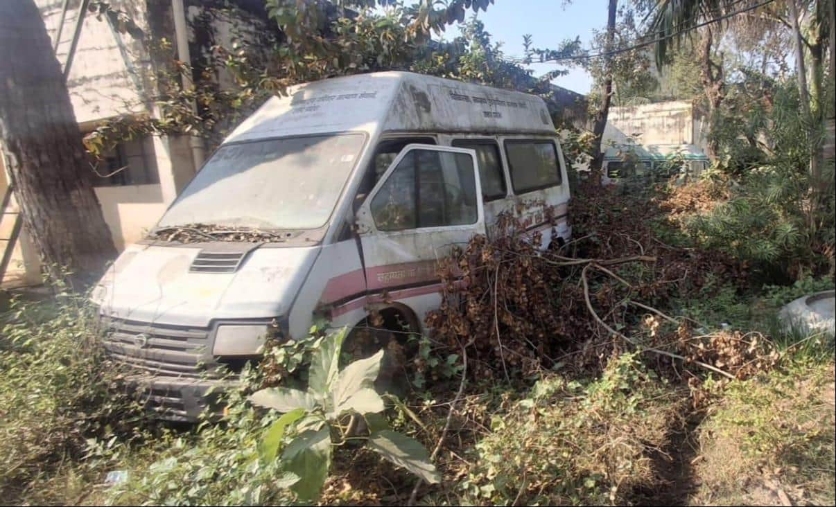 अफजलगढ़ सीएचसी में झाड़ियों के बीच खड़े पुराने वाहन। संवाद