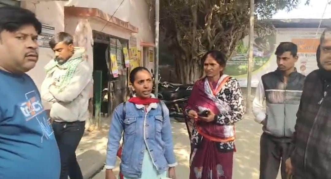 अस्पताल में हंगामे के दौरान जुटे लोग।स्रोत वीडियो कट