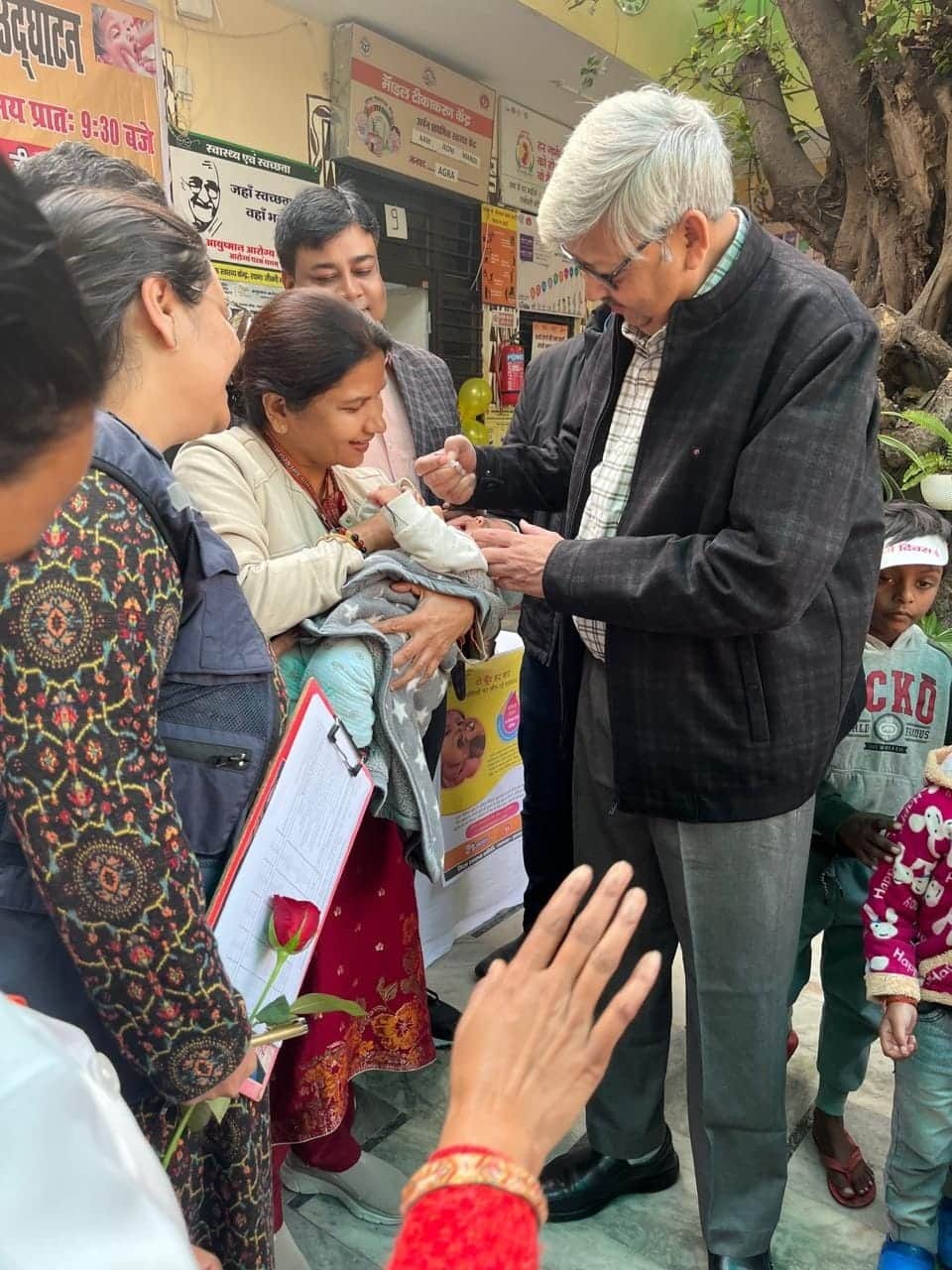 बच्चे को पोलियो ड्रॉप पिलाते सीएमओ