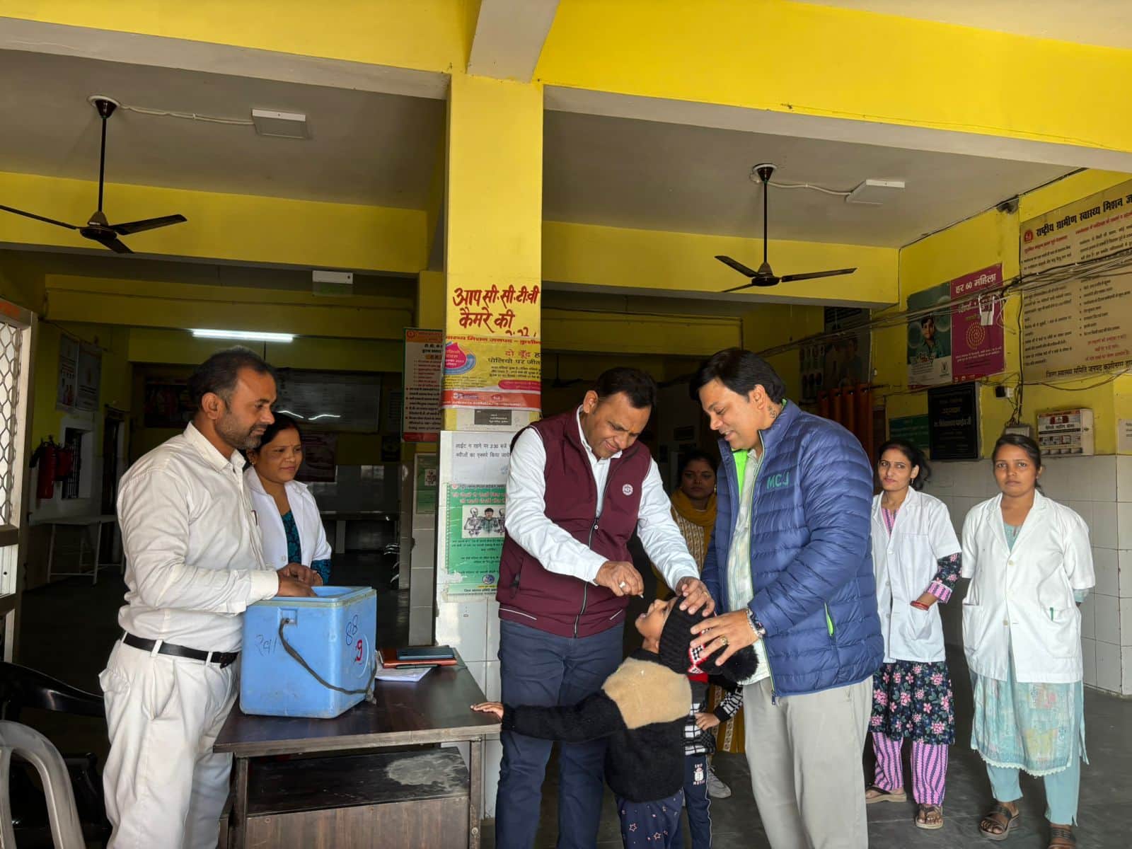 बच्चों को पोलियो खुराक पिलाते मुख्य चिकित्सा अधिकारी। स्रोत-सोशल मीडिया