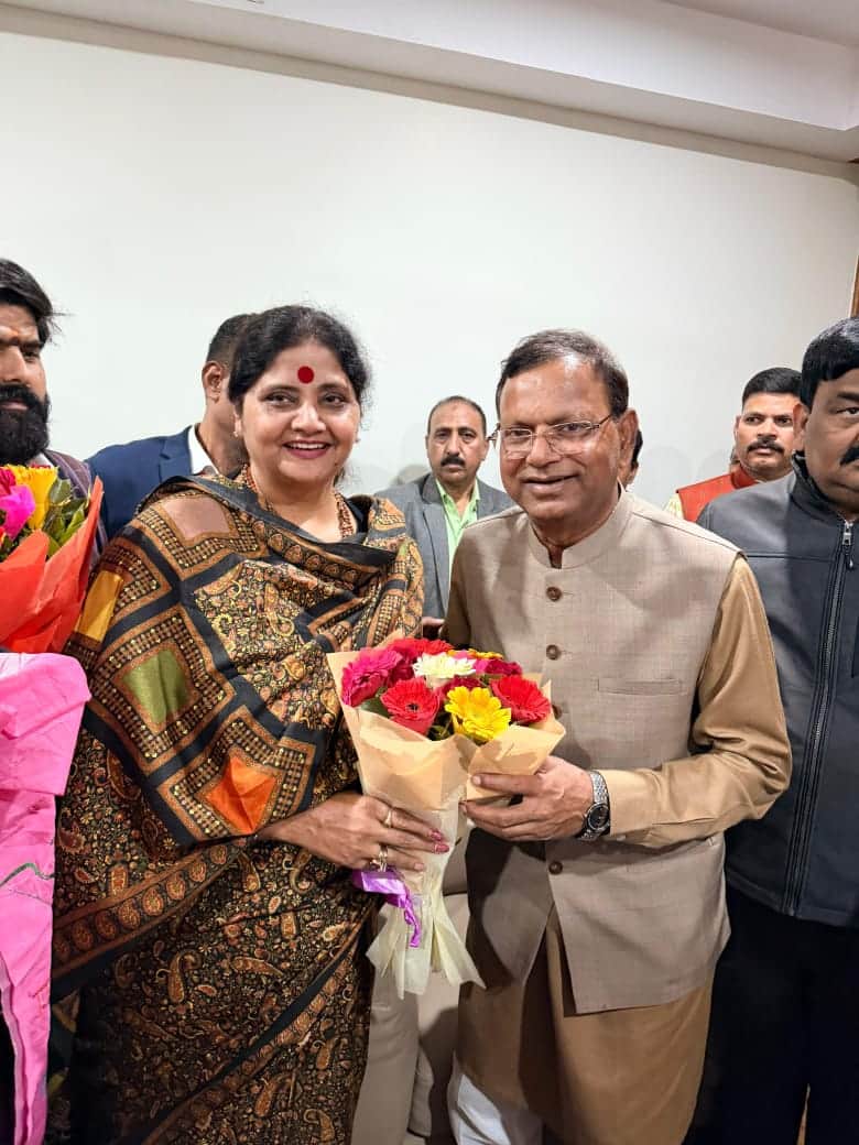 भाजपा प्रदेश अध्यक्ष का स्वागत करतीं राज्य महिला आयोग की अध्यक्ष