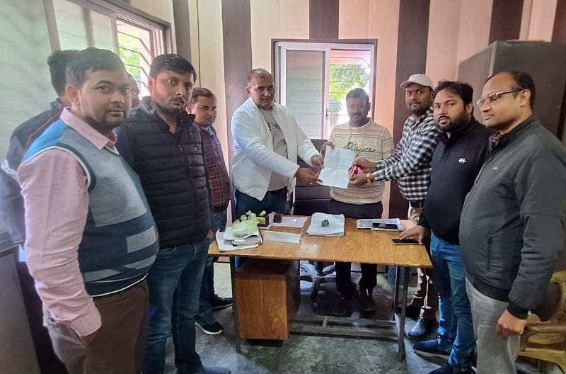 Siddharthnagar News: Panchayat secretaries deposited dongles... Satyagraha Tejmandap