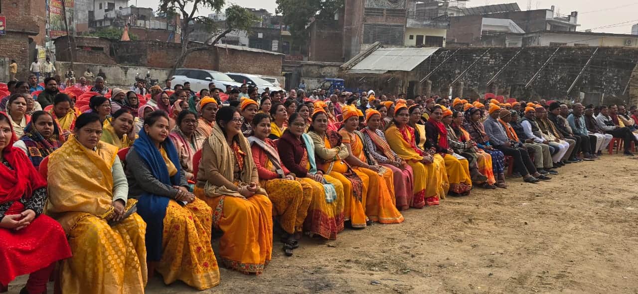 भरवारी कस्बे के प्राइमरी पाठशाला में आयोजित हिंदू सम्मेलन मौजूद महिलाएं। संवाद