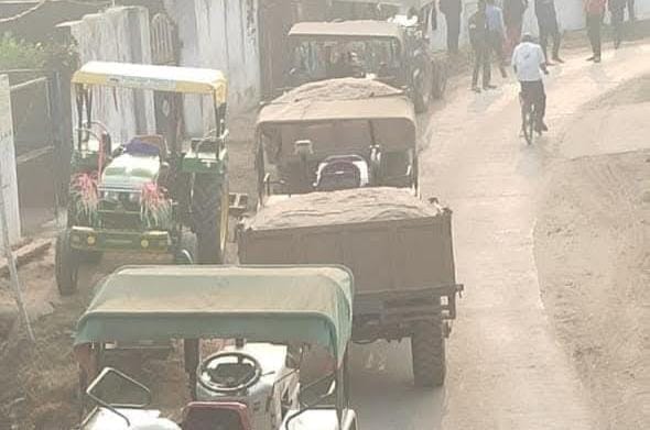 बाणसागर क्षेत्र में रेत लोड ट्रैक्टर।