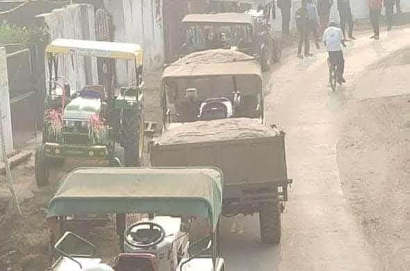 बाणसागर क्षेत्र में रेत लोड ट्रैक्टर।