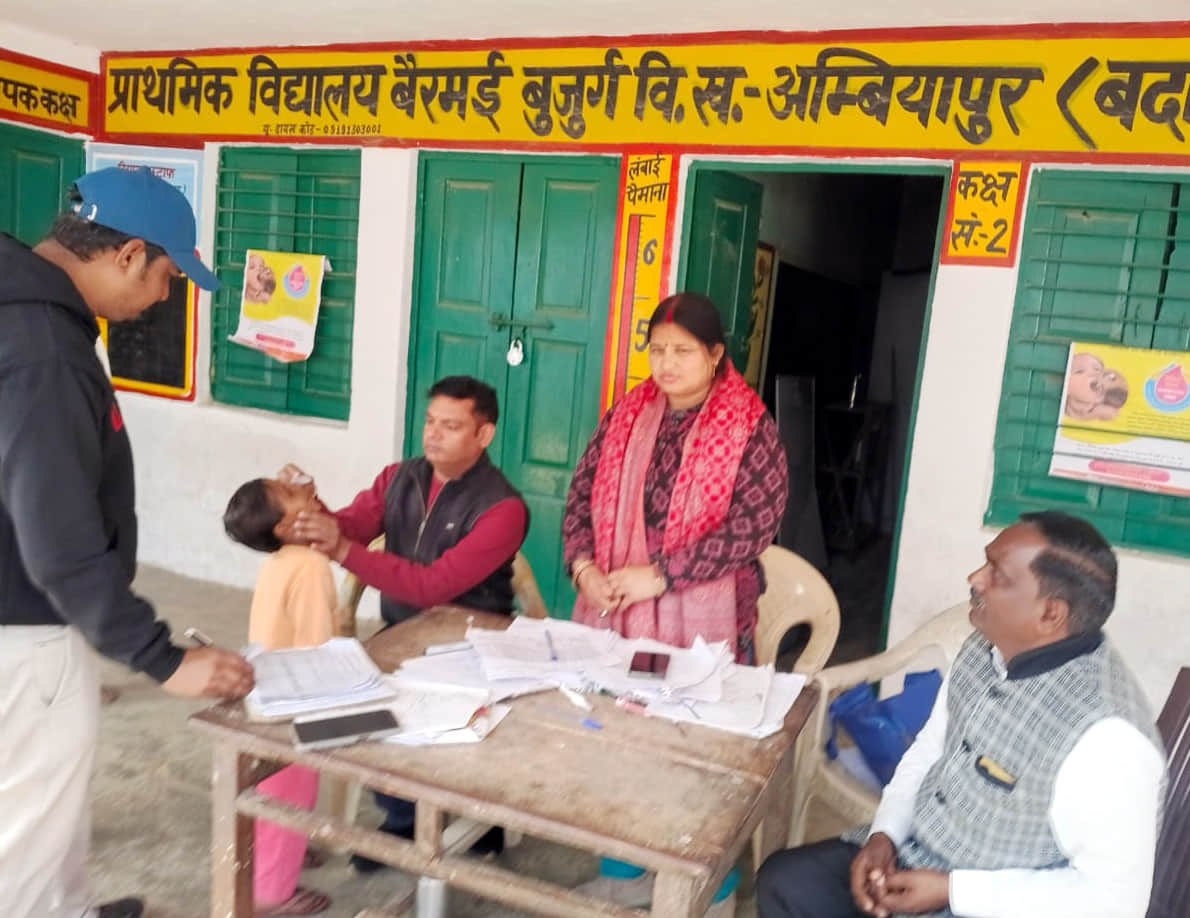 बैरमई बुजुर्ग बूथ पर बच्चों को पोलियो खुराक पिलाते अधीक्षक डा.अनिल गुप्ता। स्त्रोत स्वास्थ्य वि
