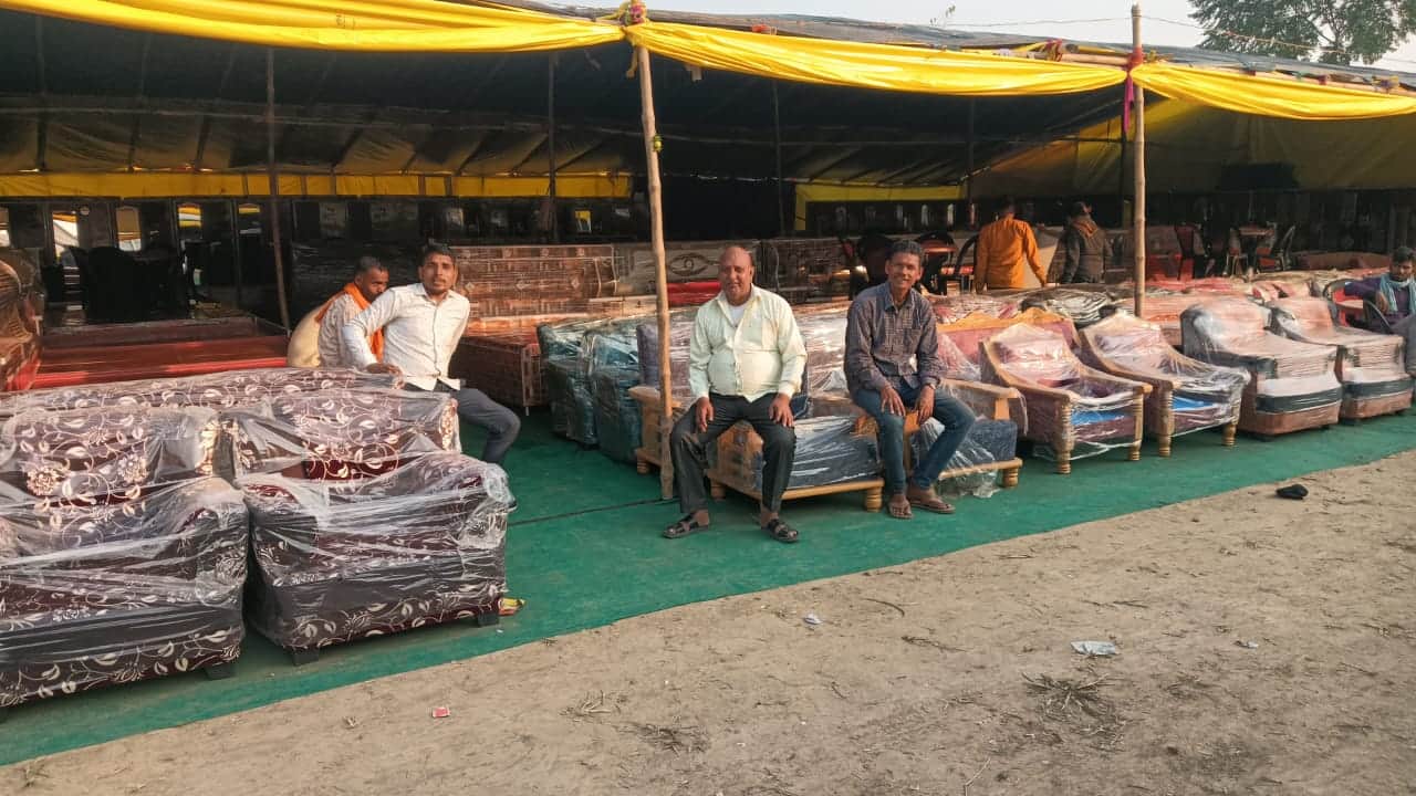 बैरिया स्थित धनुष यज्ञ में बिहार आई फर्नीचर की दुकान तथा ग्राहकों का इंतजार करते दुकानदार।संवा