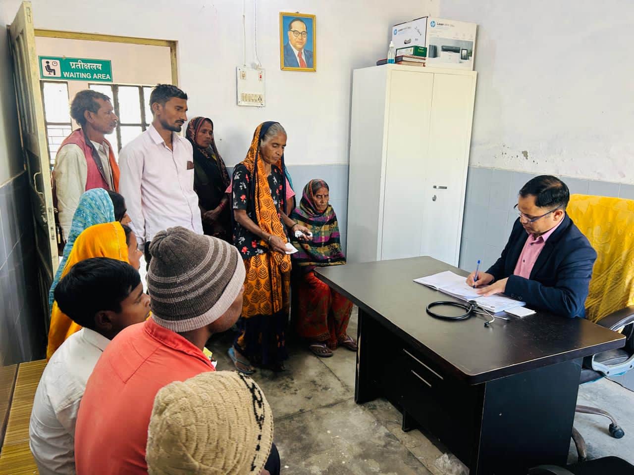 बिस्कोहर स्थित पीएचसी पर मरीजों की जांच कर दवा लिखते डाॅ. एससी शर्मा। संवाद