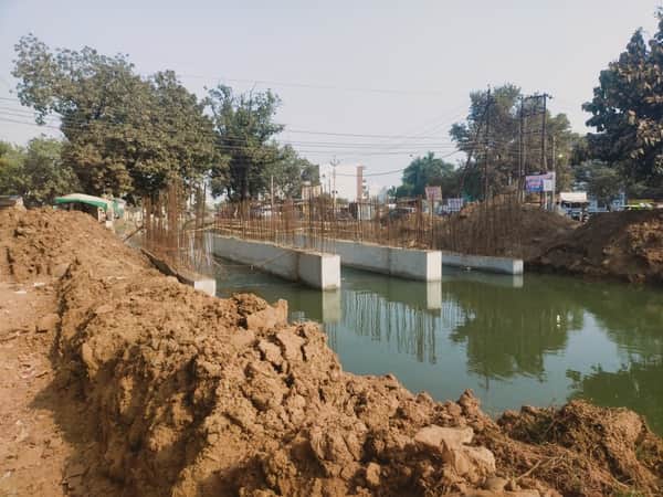 बड़ी नहर पर अधूरा पड़ा पुल का काम