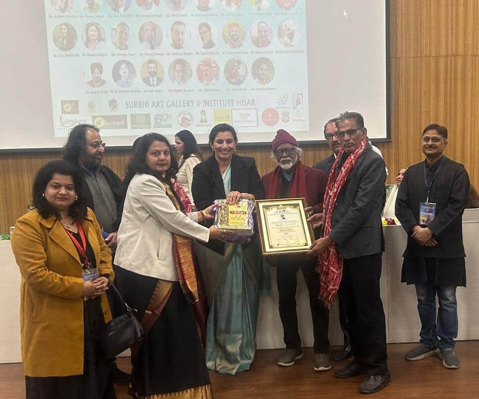 चित्रकार एसके राजोतिया को कला गौरव अवार्ड हासिल करते। स्रोत : संस्था