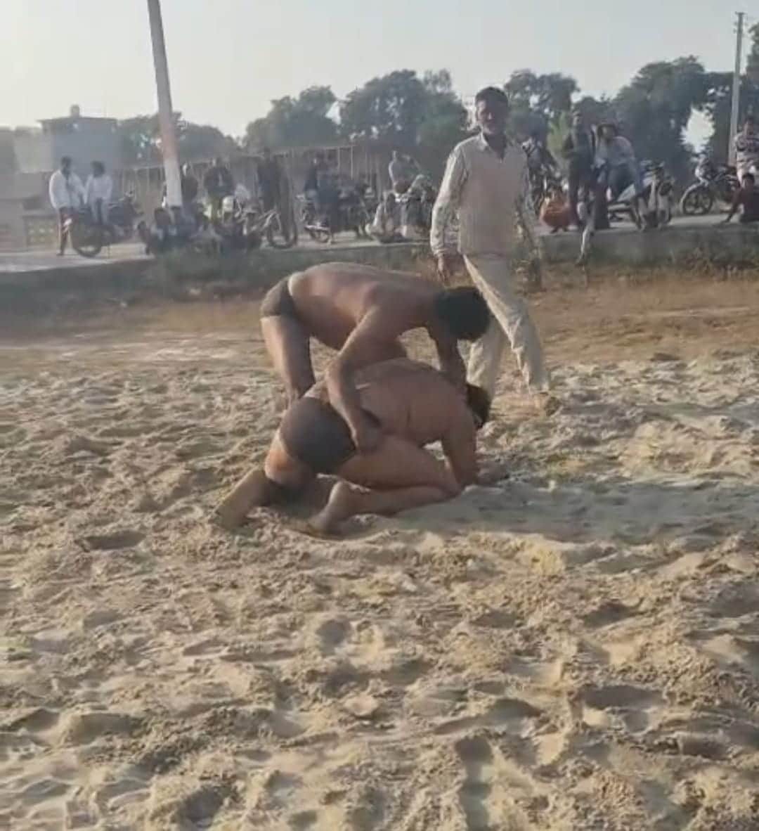 छुटमलपुर के दंगल में दमखम दिखाते पहलवान। संवाद