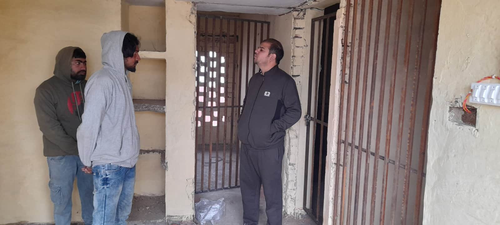 डॉग शेल्टर होम का निरीक्षण करते सचिव मनीष कुमार। संवाद