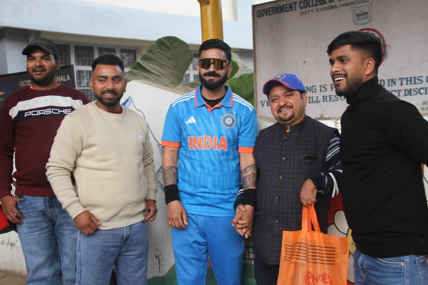 डुप्लीकेट विराट&nbsp;कोहली&nbsp;के&nbsp;साथ&nbsp;फोटो&nbsp;खिंचवाते&nbsp;हुए&nbsp;क्रिकेट&nbsp