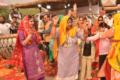फरीदाबाद सूरजकुंड मेला परिसर में आयोजित गुर्जर महोत्सव में अपने पारंपारिक गीताें पर नाचती महिला