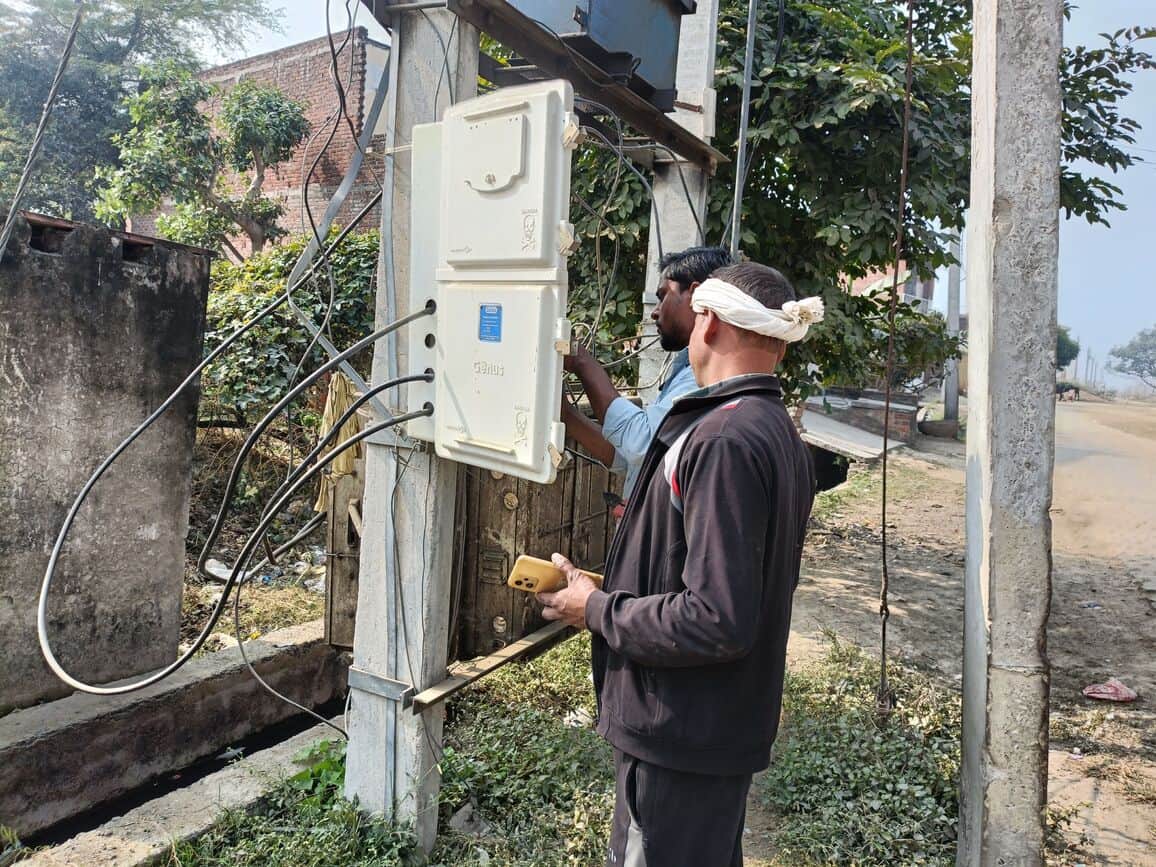 फोटो-01-ट्रांसफार्मर का फाल्ट ठीक करता लाइनमैन। संवाद