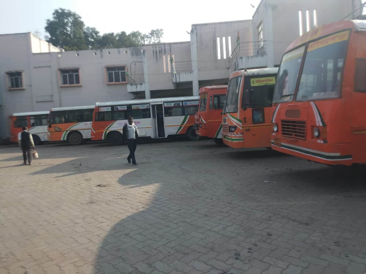 फोटो- 03 रोडवेज के बांदा डिपो में यात्रियों के इंतजार में खड़ी बसें। संवाद