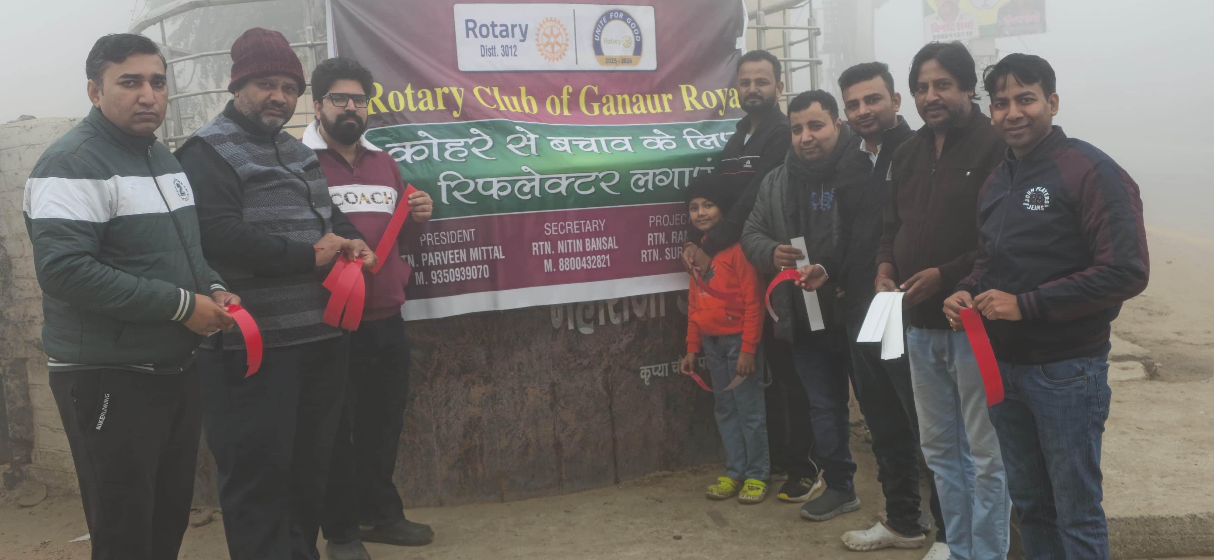 फोटो 11: सोनीपत के गन्नौर में वाहनों पर रिफ्लेक्टर लगाते रोटरी क्लब गन्नौर रॉयल के पदाधिकारी। स