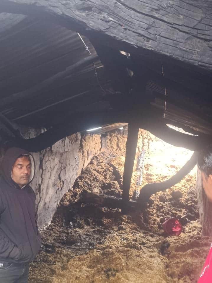 फोटो - 14 आग से जलकर क्षतिग्रस्त हुआ मकान को दिखाता पीड़ित किसान। श्रोत स्वयं