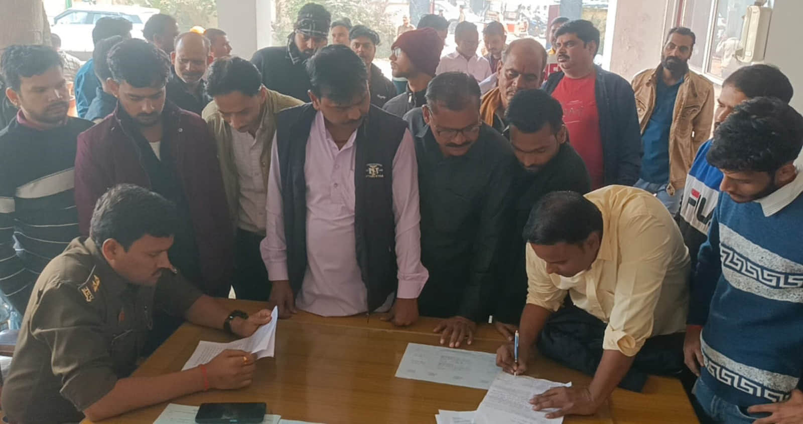 फोटो 14 एचएएमपी 14 राठ कोतवाली में शिकायती पत्र देते स्वर्णकार समाज के लोग। संवाद