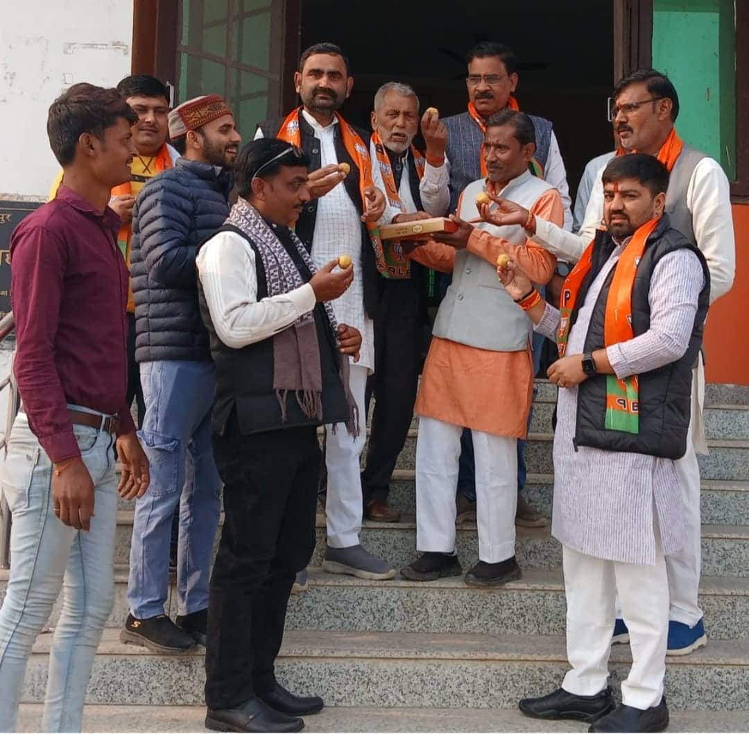 फोटो 14 एचएएमपी 20भाजपा कार्यालय में मिठाई खिलाकर खुशी जाहिर करते कार्यकर्ता। संवाद