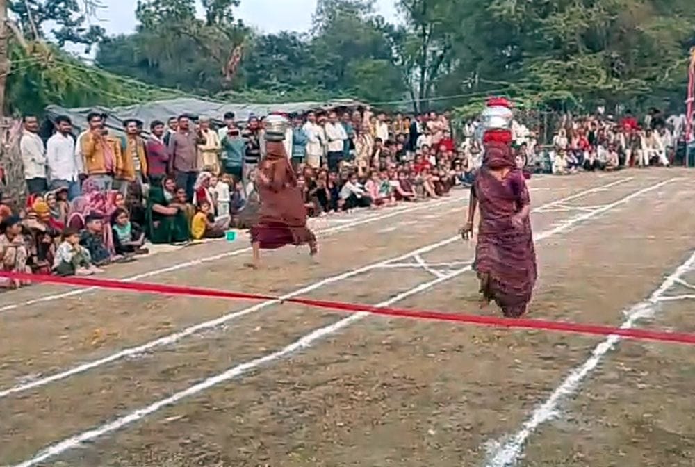 Ankita and Asha won the pot-breaking race.