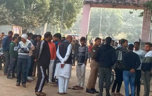 A plumber was electrocuted and died while repairing a tap in the Panwadi police station premises.