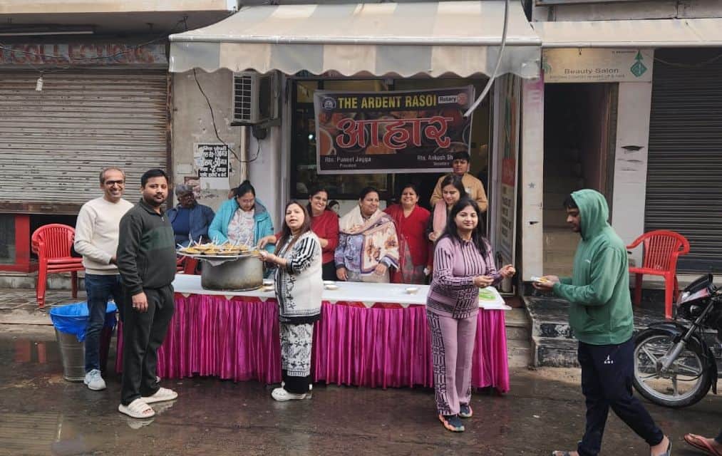 फोटो 14- सोनीपत शहर में आहार परियोजना के तहत भंडारा लगाकर राहगीरों को भोजन वितरित करते रोटरी क्