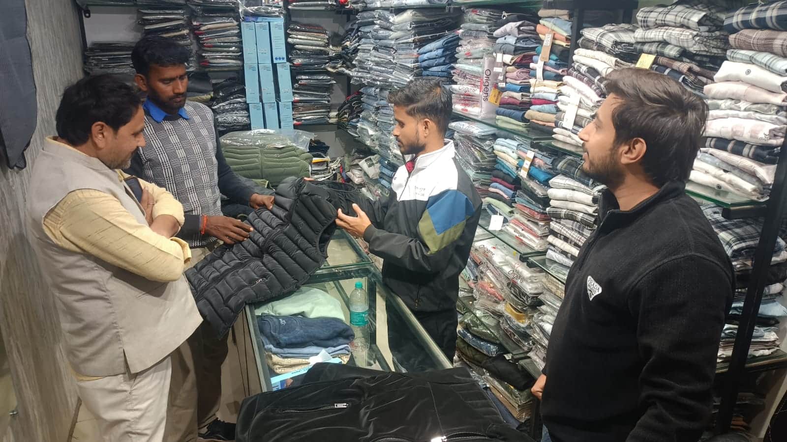 फोटो 15 एचएएमपी- 14 शहर स्थिति रेडीमेड दुकान में इटैलियन साइनिंग जैकेट देखते ग्राहक। संवाद