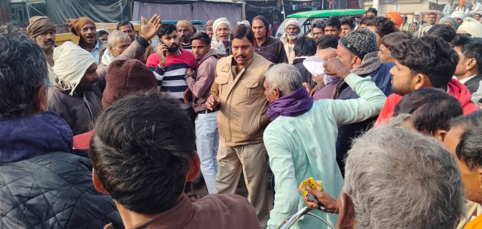 फोटो 15 एचएएमपी 16 राठ क्रय विक्रय समिति में किसानों को समझाते पुलिसकर्मी। संवाद