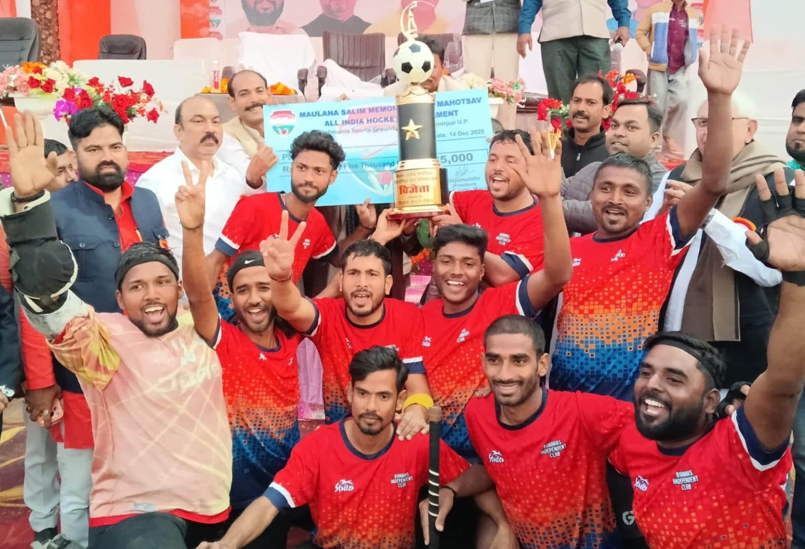 फोटो 15 एचएएमपी-20 ट्रॉफी के साथ खुशी मनाते बनारस टीम के खिलाड़ी। संवाद