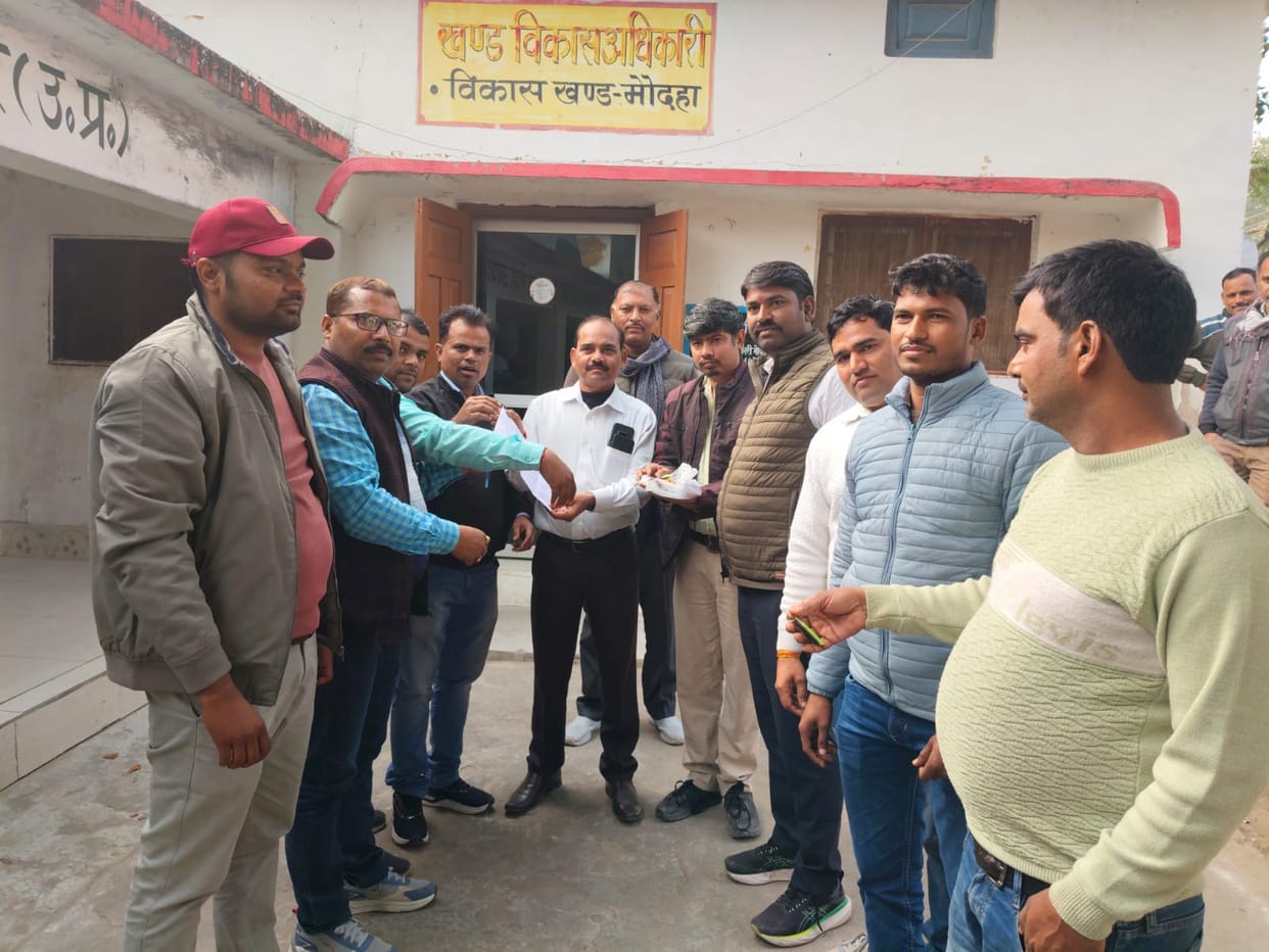 The secretaries handed over the dongles to the ADO Panchayat and expressed their protest.